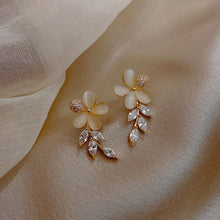 Load image into Gallery viewer, Elegant petal stud earrings