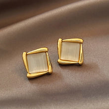 Load image into Gallery viewer, Elegant petal stud earrings