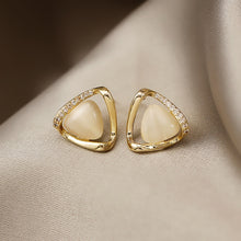 Load image into Gallery viewer, Elegant petal stud earrings