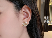 Load image into Gallery viewer, Elegant petal stud earrings