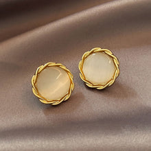 Load image into Gallery viewer, Elegant petal stud earrings
