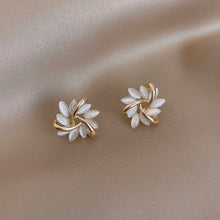 Load image into Gallery viewer, Elegant petal stud earrings
