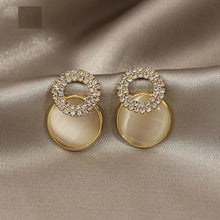 Load image into Gallery viewer, Elegant petal stud earrings
