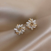 Load image into Gallery viewer, Elegant petal stud earrings
