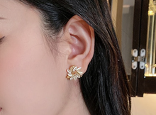 Load image into Gallery viewer, Elegant petal stud earrings
